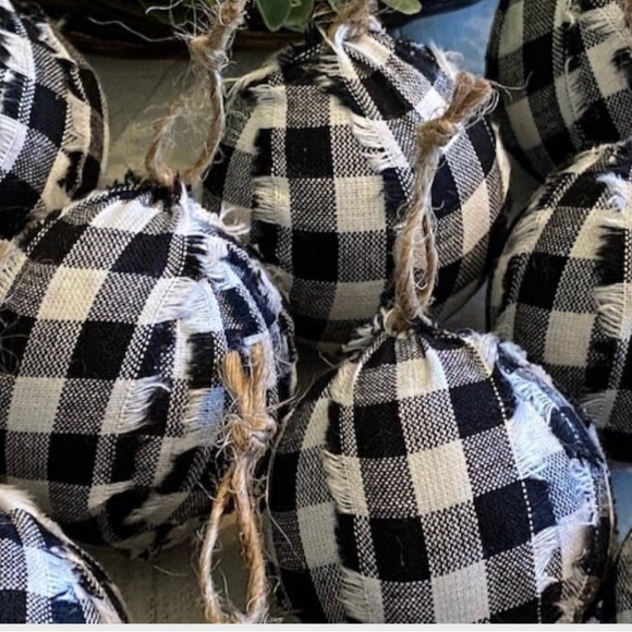 10 Primitive black Buffalo plaid RAG BALLS Christmas tree Ornaments Farmhouse - Picture 3 of 6